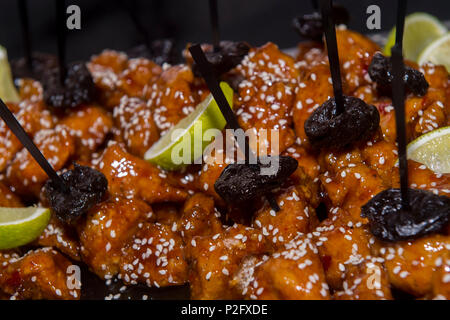 Poulet au sésame sucré chinois avec des prunes et citron Banque D'Images