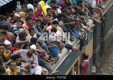 Dhaka, Bangladesh. 14 Juin, 2018. Bangladeshis cram sur un train alors qu'ils se déplacent à la maison pour être avec leurs familles avant la fête musulmane de l'Aïd al-Fitr à Dhaka, Bangladesh, le 14 juin 2018.Des millions de citadins retour à la maison pour l'Aïd al-Fitr. Zakir Hossain Chowdhury Crédit : Fil/ZUMA/Alamy Live News Banque D'Images