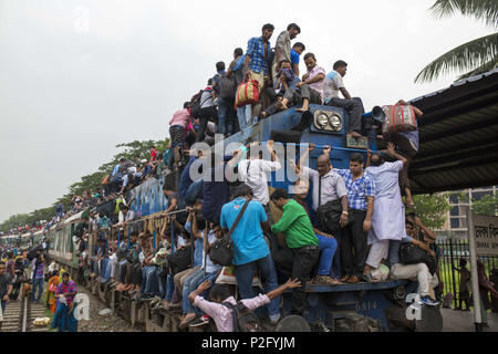 Dhaka, Bangladesh. 14 Juin, 2018. Bangladeshis cram sur un train alors qu'ils se déplacent à la maison pour être avec leurs familles avant la fête musulmane de l'Aïd al-Fitr à Dhaka, Bangladesh, le 14 juin 2018.Des millions de citadins retour à la maison pour l'Aïd al-Fitr. Zakir Hossain Chowdhury Crédit : Fil/ZUMA/Alamy Live News Banque D'Images