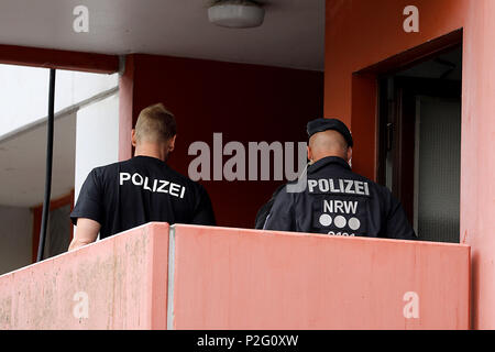 15 juin 2018, l'Allemagne, Cologne : policiers cherchant à travers le complexe résidentiel Osloerstr. 3 à Cologne-Chorweiler. La police est à la recherche de vendredi matin, à travers plusieurs appartements vidés dans le bâtiment après la ricine a été hautement toxiques qui s'y trouvent. Photo : Oliver Berg/dpa Banque D'Images