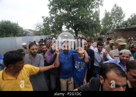 Baramulla, Jammu-et-Cachemire, en Inde. 15 Juin, 2018. Les gens portent le cercueil contenant le corps de journaliste et éditeur de l'augmentation du cachemire dans Kreeri journal Shujaat Bukhari calme du nord du Cachemire Baramulla quelque 40 kilomètres de Srinagar, la capitale d'été du Cachemire sous contrôle indien le 15 juin 2018. Shujaat a été tué avec ses deux gardes de sécurité personnelle par des inconnus armés dans la soirée de jeudi le 14 juin en colonie presse Srinagar. Credit : Faisal Khan/ZUMA/Alamy Fil Live News Banque D'Images