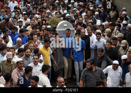 Baramulla, Jammu-et-Cachemire, en Inde. 15 Juin, 2018. Les gens portent le cercueil contenant le corps de journaliste et éditeur de l'augmentation du cachemire dans Kreeri journal Shujaat Bukhari calme du nord du Cachemire Baramulla quelque 40 kilomètres de Srinagar, la capitale d'été du Cachemire sous contrôle indien le 15 juin 2018. Shujaat a été tué avec ses deux gardes de sécurité personnelle par des inconnus armés dans la soirée de jeudi le 14 juin en colonie presse Srinagar. Credit : Faisal Khan/ZUMA/Alamy Fil Live News Banque D'Images