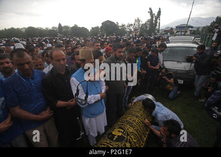 Baramulla, Jammu-et-Cachemire, en Inde. 15 Juin, 2018. Les gens offrent des prières à la journaliste et rédacteur principal de l'augmentation du cachemire dans Kreeri journal Shujaat Bukhari calme du nord du Cachemire Baramulla quelque 40 kilomètres de Srinagar, la capitale d'été du Cachemire sous contrôle indien le 15 juin 2018. Shujaat a été tué avec ses deux gardes de sécurité personnelle par des inconnus armés dans la soirée de jeudi le 14 juin en colonie presse Srinagar. Credit : Faisal Khan/ZUMA/Alamy Fil Live News Banque D'Images