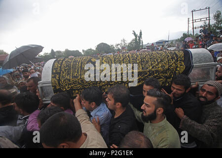 Baramulla, Jammu-et-Cachemire, en Inde. 15 Juin, 2018. Porter le deuil cercueil contenant le corps de journaliste et éditeur de l'augmentation du cachemire dans Kreeri journal Shujaat Bukhari calme du nord du Cachemire Baramulla quelque 40 kilomètres de Srinagar, la capitale d'été du Cachemire sous contrôle indien le 15 juin 2018. Shujaat a été tué avec ses deux gardes de sécurité personnelle par des inconnus armés dans la soirée de jeudi le 14 juin en colonie presse Srinagar. Credit : Faisal Khan/ZUMA/Alamy Fil Live News Banque D'Images