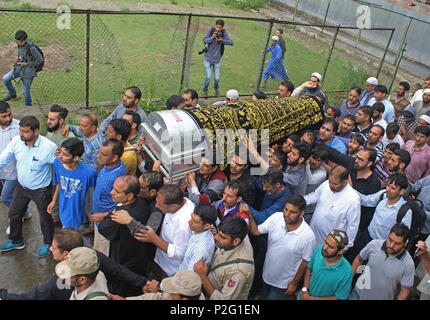 Baramulla, Jammu-et-Cachemire, en Inde. 15 Juin, 2018. Cercueil contenant le corps mort de journaliste et éditeur de l'augmentation du journal du Cachemire Shujaat Bukhari est mené pour les derniers sacrements dans Kreeri calme du nord du Cachemire Baramulla quelque 40 kilomètres de Srinagar, la capitale d'été du Cachemire sous contrôle indien le 15 juin 2018. Shujaat a été tué avec ses deux gardes de sécurité personnelle par des inconnus armés dans la soirée de jeudi le 14 juin en colonie presse Srinagar. Credit : Faisal Khan/ZUMA/Alamy Fil Live News Banque D'Images