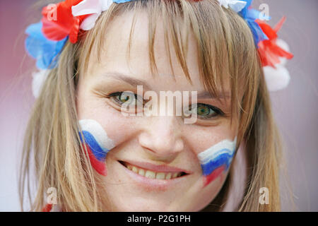 Russie- l'Arabie saoudite, Soccer, Moscou, 14 juin 2018 RUSSIE - ARABIE SAOUDITE 5-0 jolie femme fan de la Russie LA RUSSIE COUPE DU MONDE 2018 match d'ouverture, de la saison 2018/2019, le 14 juin 2018 stade Luzhniki de Moscou, en Russie. © Peter Schatz / Alamy Live News Banque D'Images
