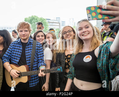 Londres, Royaume-Uni. 14 juin 2018. Madame Tussauds dévoilent la cire Ed Sheeran à Wembley Park Station modèle pour photo-autoportraits avec les habitants y compris les agents de police. Crédit : Guy Josse/Alamy Live News Banque D'Images