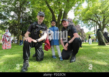 Birmingham, UK. 15 Juin, 2018. Plus de 100 000 musulmans se réunir en petits Heath park, Birmingham, de prier le matin de l'Aïd, la fin du mois de jeûne du Ramadan. La police prend le temps de poser avec des enfants Peter Lopeman/Alamy Live News Banque D'Images