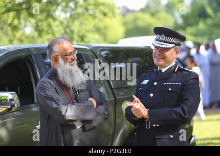 Birmingham, UK. 15 Juin, 2018. Plus de 100 000 musulmans se réunir en petits Heath park, Birmingham, de prier le matin de l'Aïd, la fin du mois de jeûne du Ramadan. Le chef de la Police de West Midlands Dave Thompson assiste. Peter Lopeman/Alamy Live News Banque D'Images