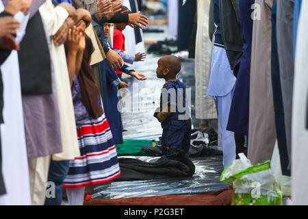 Les hommes musulmans ou musulmans prier à l'extérieur dans l'Aïd, Birmingham UK Banque D'Images