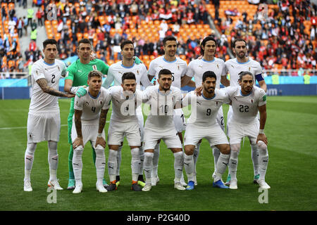 Yekaterinburg, Russie. 15 Juin, 2018. L'Uruguay joueurs avant le début de la Coupe du Monde 2018 GROUPE A match de football entre l'Egypte et de l'Uruguay à Ekaterinbourg Arena de Yekaterinburg, Russie, 15 juin 2018. Credit : Ahmed Ramadan/dpa/Alamy Live News Banque D'Images