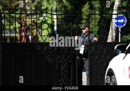 15 juin 2018, la Russie, l'Vatutinki : Football, Coupe du Monde, équipe allemande trimestres. Un membre du personnel de sécurité ouvre la porte à Vatutinki Hôtel. Photo : Ina Fassbender/dpa Banque D'Images