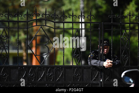 15 juin 2018, la Russie, l'Vatutinki : Football, Coupe du Monde, équipe allemande trimestres. Un membre du personnel de sécurité se tient à la porte d'Vatutinki Hôtel. Photo : Ina Fassbender/dpa Banque D'Images