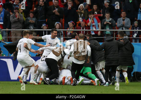 Yekaterinburg, Russie. 15 Juin, 2018. Les joueurs de l'Uruguay du côté de célébrer leur 1er but pendant la Coupe du Monde 2018 GROUPE A match de football entre l'Egypte et de l'Uruguay à Ekaterinbourg Arena de Yekaterinburg, Russie, 15 juin 2018. Credit : Ahmed Ramadan/dpa/Alamy Live News Banque D'Images