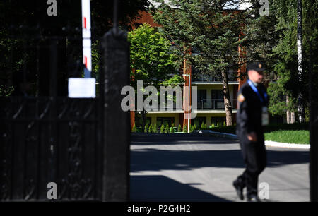 15 juin 2018, la Russie, l'Vatutinki : Football, Coupe du Monde, équipe allemande trimestres. Un membre du personnel de sécurité ouvre la porte à Vatutinki Hôtel. Photo : Ina Fassbender/dpa Banque D'Images