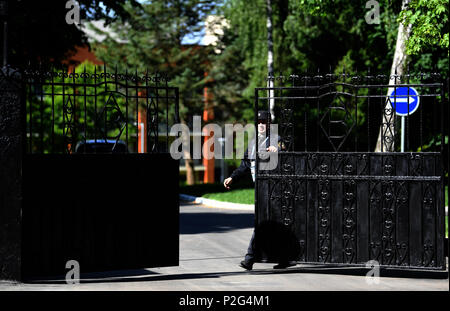 15 juin 2018, la Russie, l'Vatutinki : Football, Coupe du Monde, équipe allemande trimestres. Le personnel de sécurité ouvrez la porte de l'hôtel. Vatutinki Photo : Ina Fassbender/dpa Banque D'Images