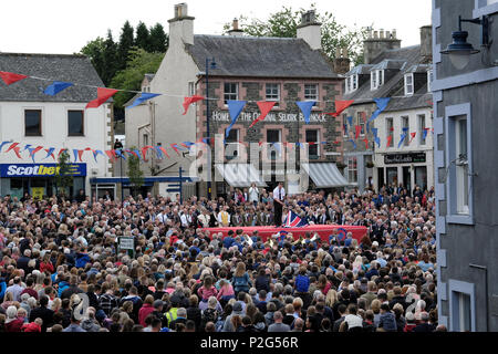 Selkirk, UK. Jun 15, 2018. Commune de Selkirk Équitation - Moulage de la Selkirk Couleurs Ex-Soldiers Association - Martin Young jette le Ex-Servicemans drapeau à la fin de la matinée 'Équitation Des marches' . Le spectaculaire aboutissement au matin événements est ancré dans l'histoire, datant de la bataille de Flodden en 1513, se souvient de l'histoire de Flodden, lorsque Selkirk envoyé 80 hommes dans la bataille avec le roi écossais. Un homme revient, portant un drapeau anglais taché de sang (Photo de Rob Gray / offres de crédit) : Rob Gray/Alamy Live News Banque D'Images