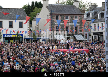 Selkirk, UK. Jun 15, 2018. Commune de Selkirk Équitation - Moulage de la Selkirk Couleurs Ex-Soldiers Association - Martin Young jette le Ex-Servicemans drapeau à la fin de la matinée 'Équitation Des marches' . Le spectaculaire aboutissement au matin événements est ancré dans l'histoire, datant de la bataille de Flodden en 1513, se souvient de l'histoire de Flodden, lorsque Selkirk envoyé 80 hommes dans la bataille avec le roi écossais. Un homme revient, portant un drapeau anglais taché de sang (Photo de Rob Gray / offres de crédit) : Rob Gray/Alamy Live News Banque D'Images