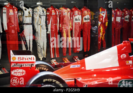 15 juin 2018, l'Allemagne, Cologne : Michael Schumacher's ex-voiture de course de Formule 1 et les salopettes sont exposés au showroom 'Michael Schumacher Collection Privée' à la location de la pièce "otorworld'. Photo : afp/Henning Kaiser Banque D'Images