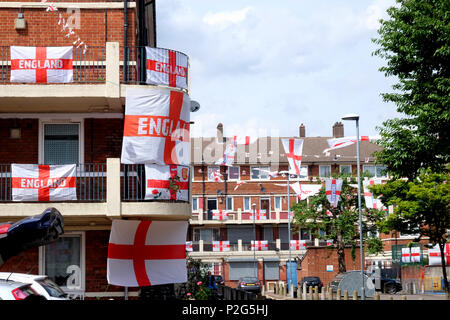 Bermondsey, UK. Jun 15, 2018. Les résidents de la Kirby dans Bermondsey battre leur pavillon pour la coupe du monde. Surtout l'Angleterre drapeaux sont intercalés avec un Colombien, Polonais, Portugais et drapeau français sur cette sympathique dans le sud de Londres Crédit : Rachel Megawhat/Alamy Live News Banque D'Images