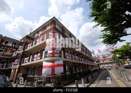 Bermondsey, UK. Jun 15, 2018. Les résidents de la Kirby dans Bermondsey battre leur pavillon pour la coupe du monde. Surtout l'Angleterre drapeaux sont intercalés avec un Colombien, Polonais, Portugais et drapeau français sur cette sympathique dans le sud de Londres Crédit : Rachel Megawhat/Alamy Live News Banque D'Images