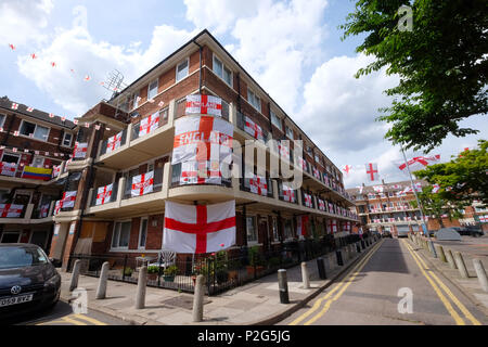 Bermondsey, UK. Jun 15, 2018. Les résidents de la Kirby dans Bermondsey battre leur pavillon pour la coupe du monde. Surtout l'Angleterre drapeaux sont intercalés avec un Colombien, Polonais, Portugais et drapeau français sur cette sympathique dans le sud de Londres Crédit : Rachel Megawhat/Alamy Live News Banque D'Images