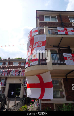 Bermondsey, UK. Jun 15, 2018. Les résidents de la Kirby dans Bermondsey battre leur pavillon pour la coupe du monde. Surtout l'Angleterre drapeaux sont intercalés avec un Colombien, Polonais, Portugais et drapeau français sur cette sympathique dans le sud de Londres Crédit : Rachel Megawhat/Alamy Live News Banque D'Images