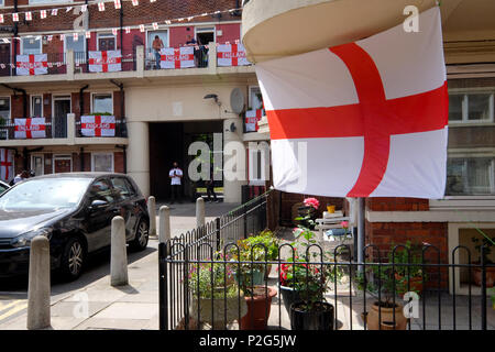 Bermondsey, UK. Jun 15, 2018. Les résidents de la Kirby dans Bermondsey battre leur pavillon pour la coupe du monde. Surtout l'Angleterre drapeaux sont intercalés avec un Colombien, Polonais, Portugais et drapeau français sur cette sympathique dans le sud de Londres Crédit : Rachel Megawhat/Alamy Live News Banque D'Images