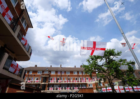 Bermondsey, UK. Jun 15, 2018. Les résidents de la Kirby dans Bermondsey battre leur pavillon pour la coupe du monde. Surtout l'Angleterre drapeaux sont intercalés avec un Colombien, Polonais, Portugais et drapeau français sur cette sympathique dans le sud de Londres Crédit : Rachel Megawhat/Alamy Live News Banque D'Images