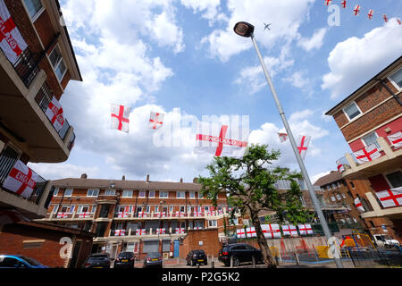 Bermondsey, UK. Jun 15, 2018. Les résidents de la Kirby dans Bermondsey battre leur pavillon pour la coupe du monde. Surtout l'Angleterre drapeaux sont intercalés avec un Colombien, Polonais, Portugais et drapeau français sur cette sympathique dans le sud de Londres Crédit : Rachel Megawhat/Alamy Live News Banque D'Images