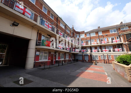 Bermondsey, UK. Jun 15, 2018. Les résidents de la Kirby dans Bermondsey battre leur pavillon pour la coupe du monde. Surtout l'Angleterre drapeaux sont intercalés avec un Colombien, Polonais, Portugais et drapeau français sur cette sympathique dans le sud de Londres Crédit : Rachel Megawhat/Alamy Live News Banque D'Images