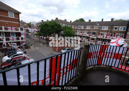 Bermondsey, UK. Jun 15, 2018. Les résidents de la Kirby dans Bermondsey battre leur pavillon pour la coupe du monde. Surtout l'Angleterre drapeaux sont intercalés avec un Colombien, Polonais, Portugais et drapeau français sur cette sympathique dans le sud de Londres Crédit : Rachel Megawhat/Alamy Live News Banque D'Images