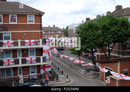 Bermondsey, UK. Jun 15, 2018. Les résidents de la Kirby dans Bermondsey battre leur pavillon pour la coupe du monde. Surtout l'Angleterre drapeaux sont intercalés avec un Colombien, Polonais, Portugais et drapeau français sur cette sympathique dans le sud de Londres Crédit : Rachel Megawhat/Alamy Live News Banque D'Images