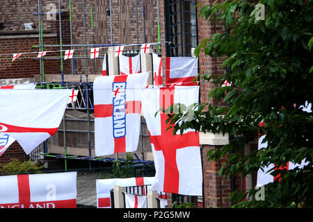 Bermondsey, UK. Jun 15, 2018. Les résidents de la Kirby dans Bermondsey battre leur pavillon pour la coupe du monde. Surtout l'Angleterre drapeaux sont intercalés avec un Colombien, Polonais, Portugais et drapeau français sur cette sympathique dans le sud de Londres Crédit : Rachel Megawhat/Alamy Live News Banque D'Images