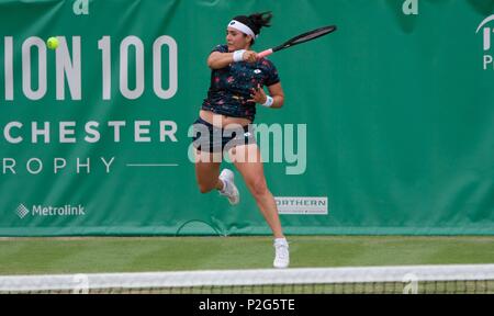 Manchester UK 15 juin 2018 Ons Jabeur (Tunisie) en action dans son quart de finale contre Viktorija Golubic (Suisse) à la Fuzion 100 Trophée Manchester tenu au nord du Club de tennis et de squash à West Didsbury. Jabeur remporte 6-2, 6-3. Crédit : John Fryer/Alamy Live News Banque D'Images