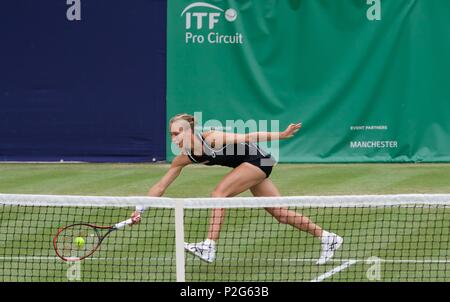 Manchester UK 15 juin 2018 Viktorija Golubic (Suisse) en action dans son quart de finale contre l'Ons Jabeur (Tunisie)Trophy qui a eu lieu au nord du Club de tennis et de squash à West Didsbury. Jabeur remporte 6-2, 6-3.Crédit : John Fryer/Alamy Live News Banque D'Images