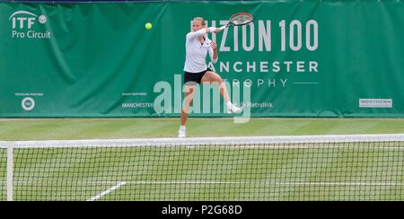 Manchester UK 15 juin 2018 Viktorija Golubic (Suisse) en action dans son quart de finale contre l'Ons Jabeur (Tunisie)Trophy qui a eu lieu au nord du Club de tennis et de squash à West Didsbury. Jabeur remporte 6-2, 6-3.Crédit : John Fryer/Alamy Live News Banque D'Images