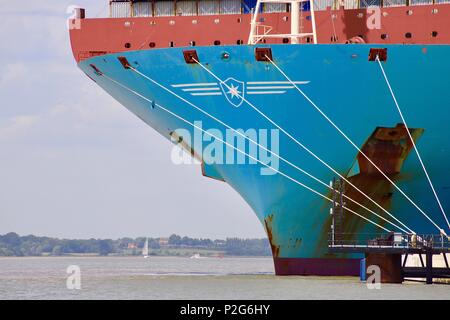 Port de Felixstowe, Suffolk. Jun 15, 2018. Météo France : Le porte-conteneurs Maersk Maribo à quai au port de Felixstowe cet après-midi ensoleillée. Felixstowe, Suffolk. Credit : Angela Chalmers/Alamy Live News Banque D'Images