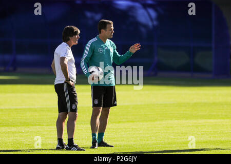 15 juin 2018, la Russie, l'Vatutinki : Soccer, FIFA World Cup, l'allemand, l'équipe de formation. Coach Joachim Loew (l) avec manager Oliver Bierhoff. Photo : Christian Charisius/dpa Banque D'Images