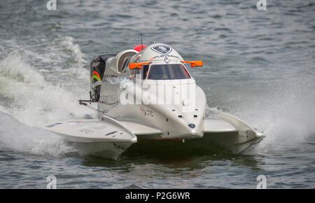 Royal Victoria Dock, London, UK. 15 Juin, 2018. Le Grand Prix de Londres, partie de Londres Tech Week. Londres accueille l'UIM F1H2O World Championship bateau course pour la première fois en 33 ans, le week-end commence par l'exercice pratique sur le circuit de mesure 1720. Qualités lieu le 16 juin avec la course de Grand Prix le 17 juin avec des bateaux d'atteindre la vitesse de 140km/h sur la ligne droite avec des virages à 90mph. Credit : Malcolm Park/Alamy Live News. Banque D'Images