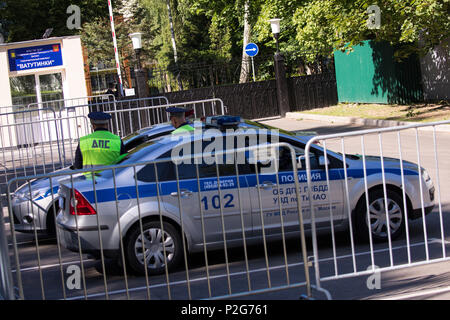 15 juin 2018, la Russie, l'Vatutinki : FIFA World Cup, l'équipe allemande hôtel. Sécuriser l'entrée de la Police à Vatutinki Hôtel, qui est l'hébergement de l'équipe de football allemande. Photo : Christian Charisius/dpa Banque D'Images