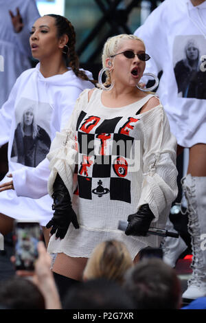 New York, USA. Jun 15, 2018. Christina Aguilera joue sur NBC's "Aujourd'hui" du Rockefeller Plaza le 15 juin 2018 à New York. Crédit : Erik Pendzich/Alamy Live News Banque D'Images