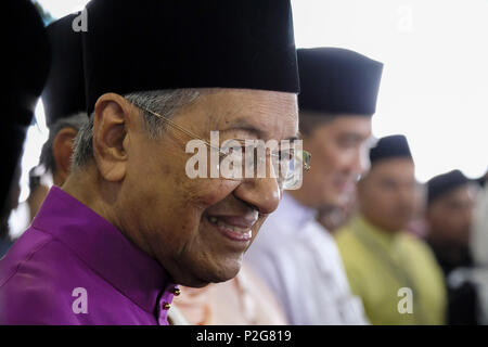 Kuala Lumpur, Kuala Lumpur, Malaisie. 15 Juin, 2018. Le Premier Ministre malaisien Mahathir Mohamad vu à Pakatan Harapan gouvernement Aidilfitri activité portes ouvertes à la résidence officielle Seri Perdana à Putrajaya.L'Aïd al-Fitr ou connu sous le nom de Hari Raya Aidilfitri en Malaisie est une grande célébration qui marque la fin du Ramadan, mois de jeûne après l'observation du nouveau croissant de lune. Elle signifie la victoire de l'homme personnels de modération et l'abstinence, et symbolise la purification et le renouvellement. Credit : Faris Hadziq SOPA/Images/ZUMA/Alamy Fil Live News Banque D'Images