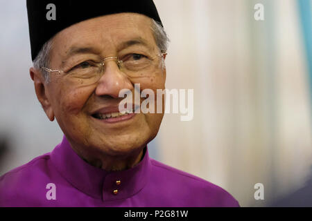 Kuala Lumpur, Kuala Lumpur, Malaisie. 15 Juin, 2018. Le Premier Ministre malaisien Mahathir Mohamad vu à Pakatan Harapan gouvernement Aidilfitri activité portes ouvertes à la résidence officielle Seri Perdana à Putrajaya.Eid al-Fitr, également connu sous le nom de Hari Raya Aidilfitri en Malaisie, est une grande célébration qui marque la fin du Ramadan, mois de jeûne après l'observation du nouveau croissant de lune. Elle signifie la victoire de l'homme personnels de modération et l'abstinence, et symbolise la purification et le renouvellement. Credit : Faris Hadziq SOPA/Images/ZUMA/Alamy Fil Live News Banque D'Images