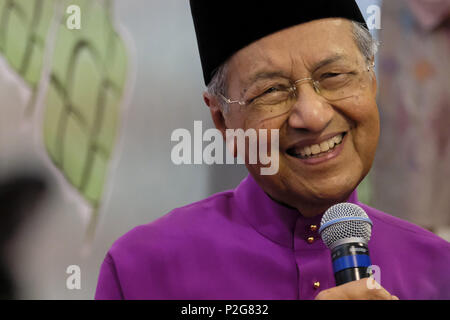 Kuala Lumpur, Kuala Lumpur, Malaisie. 15 Juin, 2018. Le Premier Ministre malaisien Mahathir Mohamad vu à Pakatan Harapan gouvernement Aidilfitri activité portes ouvertes à la résidence officielle Seri Perdana à Putrajaya.Eid al-Fitr, également connu sous le nom de Hari Raya Aidilfitri en Malaisie, est une grande célébration qui marque la fin du Ramadan, mois de jeûne après l'observation du nouveau croissant de lune. Elle signifie la victoire de l'homme personnels de modération et l'abstinence, et symbolise la purification et le renouvellement. Credit : Faris Hadziq SOPA/Images/ZUMA/Alamy Fil Live News Banque D'Images