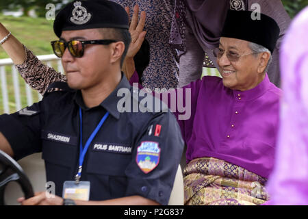 Kuala Lumpur, Kuala Lumpur, Malaisie. 15 Juin, 2018. Le Premier Ministre malaisien Mahathir Mohamad vu dans un buggy voiture à Pakatan Harapan gouvernement Aidilfitri activité portes ouvertes à la résidence officielle Seri Perdana à Putrajaya.L'Aïd al-Fitr ou connu sous le nom de Hari Raya Aidilfitri en Malaisie est une grande célébration qui marque la fin du Ramadan, mois de jeûne après l'observation du nouveau croissant de lune. Elle signifie la victoire de l'homme personnels de modération et l'abstinence, et symbolise la purification et le renouvellement. Credit : Faris Hadziq SOPA/Images/ZUMA/Alamy Fil Live News Banque D'Images