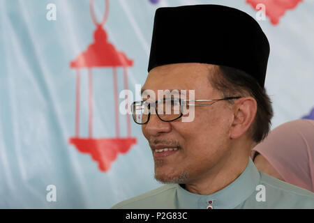 Kuala Lumpur, Kuala Lumpur, Malaisie. 15 Juin, 2018. De facto chef de malaisien Anwar Ibrahim de la réforme vu à Pakatan Harapan gouvernement Aidilfitri open house tenue à Seri Perdana résidence officielle à Putrajaya.Eid al-Fitr, également connu sous le nom de Hari Raya Aidilfitri en Malaisie, est une fête musulmane qui marque la fin du Ramadan, mois de jeûne après l'observation du nouveau croissant de lune. Elle signifie la victoire de l'homme personnels de modération et l'abstinence, et symbolise la purification et le renouvellement. Credit : Faris Hadziq SOPA/Images/ZUMA/Alamy Fil Live News Banque D'Images