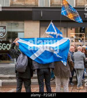 Glasgow, Ecosse.15 juin 2018. Le sautoir autour d'eux. Ils protestent contre la prise de pouvoir de Westminster contre la dévolution écossaise à étapes Buchanan Street dans le centre-ville de Glasgow. Banque D'Images