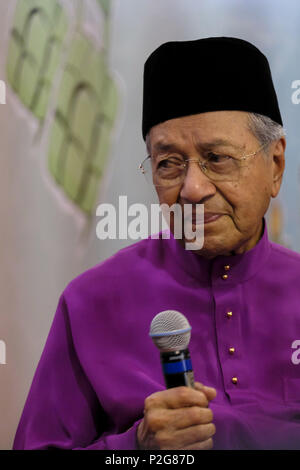 Kuala Lumpur, Kuala Lumpur, Malaisie. 15 Juin, 2018. Le Premier Ministre malaisien Mahathir Mohamad vu à l'Harapan Pakatan Eid Al Fitr activité portes ouvertes à la résidence officielle Seri Perdana à Putrajaya.Eid al-Fitr, également connu sous le nom de Hari Raya Aidilfitri en Malaisie, est une fête musulmane qui marque la fin du Ramadan, mois de jeûne après l'observation du nouveau croissant de lune. Elle signifie la victoire de l'homme personnels de modération et l'abstinence, et symbolise la purification et le renouvellement. Credit : Faris Hadziq SOPA/Images/ZUMA/Alamy Fil Live News Banque D'Images