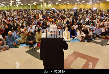 San Antonio, Texas, USA. Jun 15, 2018. Iman Yousef dit conduit prières 15 juin 2018 pour marquer la fin du Ramadan dans la prière communautaire appelé Eid-ul-Fitr qui, pour la première fois à San Antonio, sera prié ensemble. Il a été estimé que 10 000 personnes ont assisté. Crédit : Robin Jerstad/Alamy Live News Banque D'Images